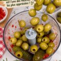 Une ensaladilla rusa colorée dans un plat familial, prête à être servie.