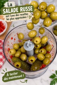 Une ensaladilla rusa colorée dans un plat familial, prête à être servie.
