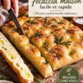 Focaccia maison dorée avec herbes sur une table en bois.