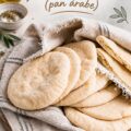 Un pain pita doré tout juste sorti du four, prêt à être servi.