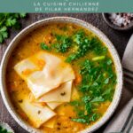 Pantrucas chilenas dorés sur une assiette, une spécialité chilienne savoureuse.