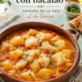 Un plat savoureux de patatas con bacalao prêt à être servi, riche en couleurs et en saveurs.