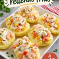 Assiette de patatas rellenas garnies de légumes colorés et d'une sauce savoureuse.