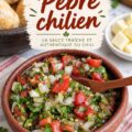 Bol de pebre chileno coloré sur un plan de cuisine
