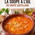 Bol de soupe d'ail maison servi avec du pain frais.