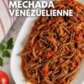Plat de viande effilochée vénézuélienne, prêt à être dégusté avec des garnitures