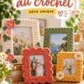 Cadre au crochet artisanal exposé sur une étagère en bois