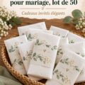 Des étuis à mouchoirs personnalisés pour mariage sur une table élégante.