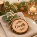 Marque-place en bois gravé pour un mariage rustique avec une décoration florale