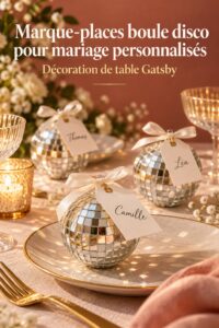 Marque-places boule disco personnalisés pour mariage sur une table élégante