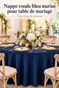 Nappe ronde bleu marine joliment drapée sur une table décorée pour un mariage.