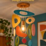 Suspension murale en bois moderne avec des couleurs vives, style mid-century.