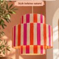 Suspension en raphia rayée Sunny aux couleurs rose et orange dans un intérieur moderne.
